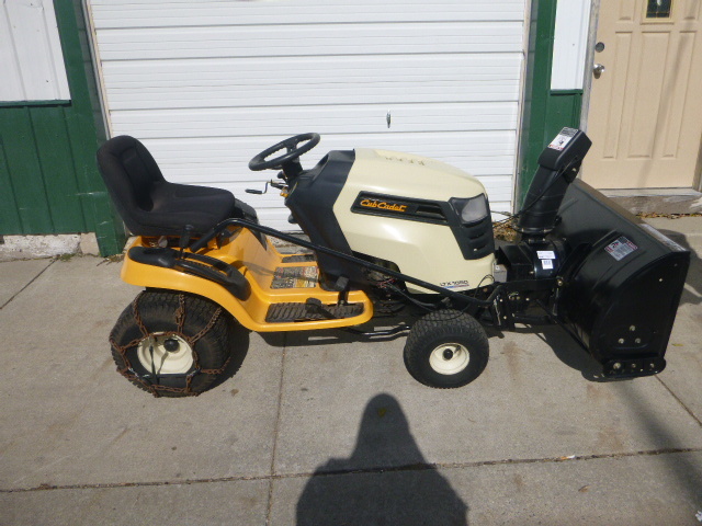 lot 3 image: Cub Cadet Riding Snow Blower