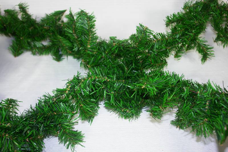 lot 42 image: Green Branch Garland