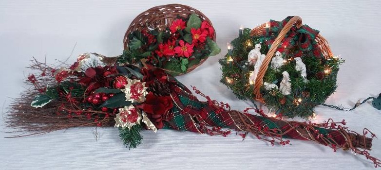lot 45 image: Christmas Decor Centerpieces