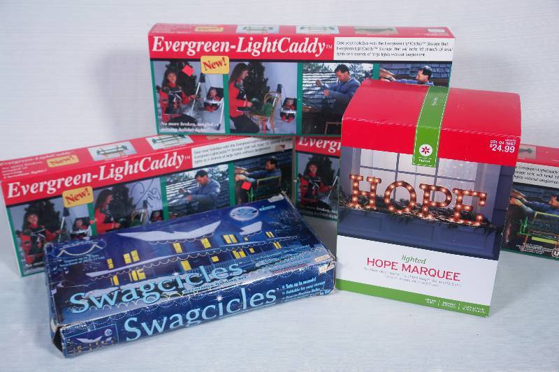 lot 51 image: Christmas Lighting Set