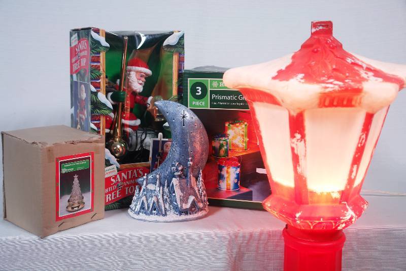 lot 52 image: An Electric Christmas
