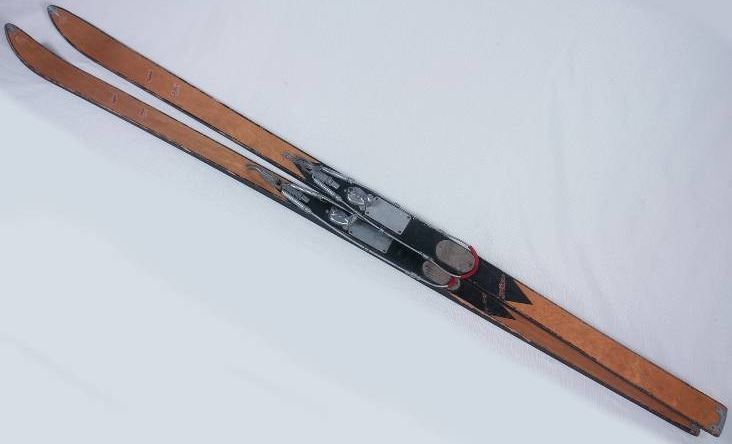 lot 4 image: Pair of Wood Skis