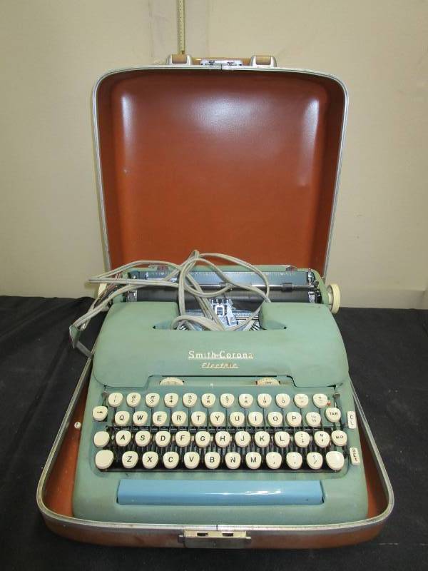 lot 15 image: Smith Corona Electric Typewriter Super Silent