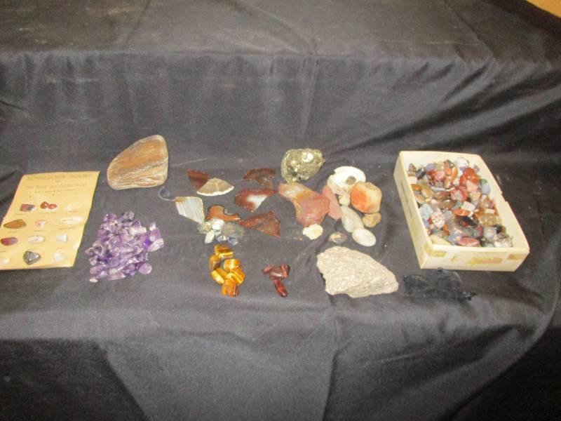 lot 25 image: Rocks and Agates