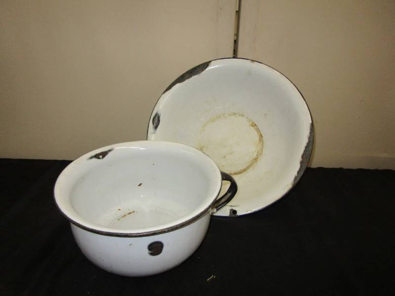 lot 31 image: Enamel Items