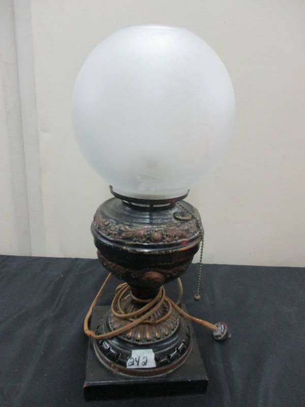 lot 74 image: Antique Lamp