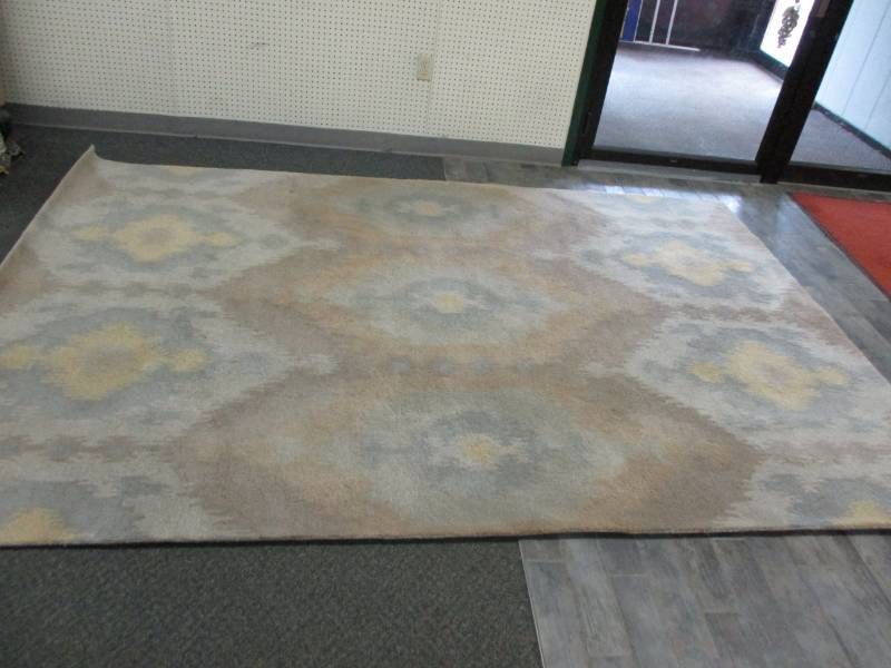 lot 78 image: Beautiful 7 foot x 10 foot Area Rug