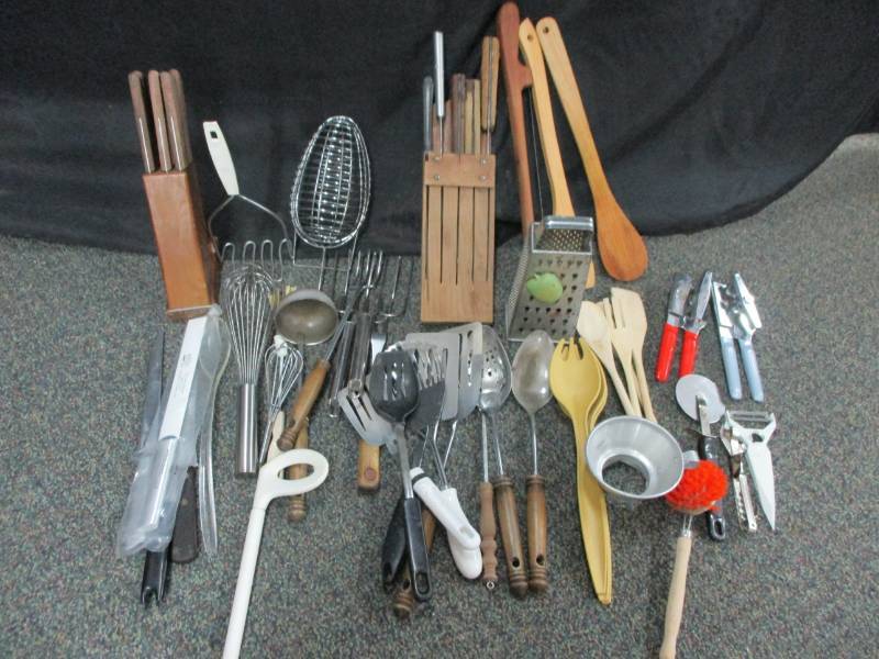 lot 86 image: Various utinsils