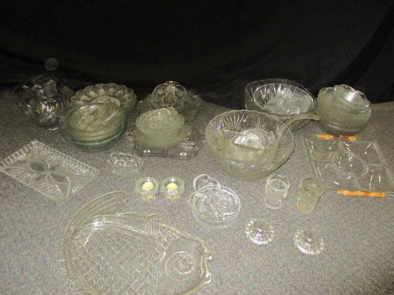 lot 91 image: Various Clear glassware and serving pieces
