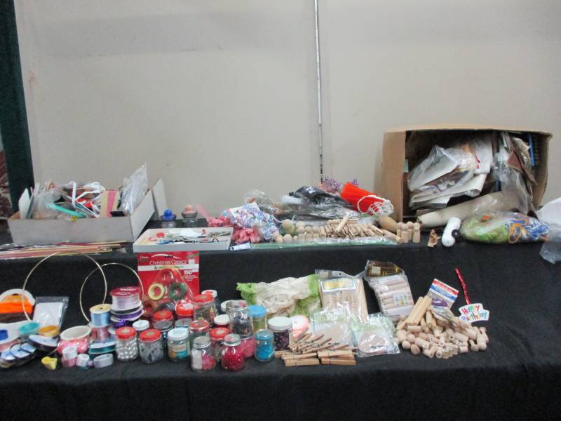 lot 100 image: Various craft items and lots of knitting and chrocheting needles