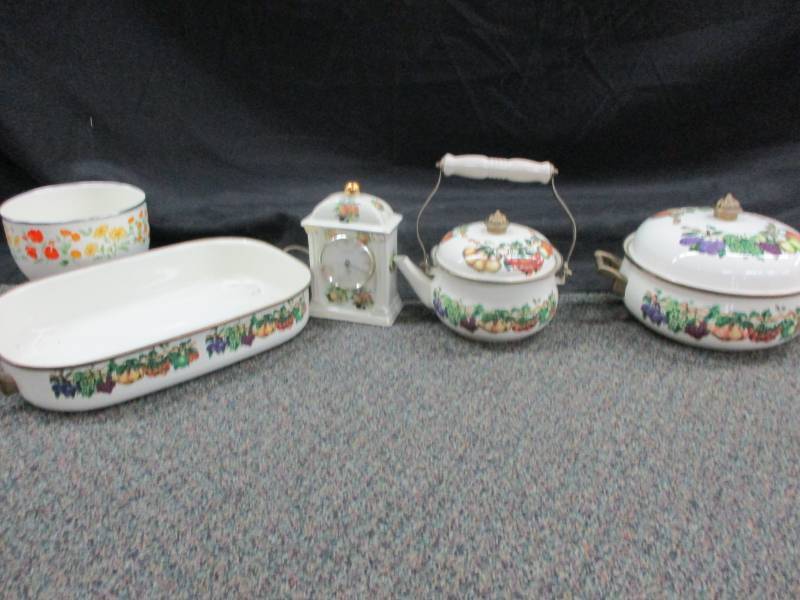 lot 104 image: Nice set of pans and teapot all unused looks like a really nice set