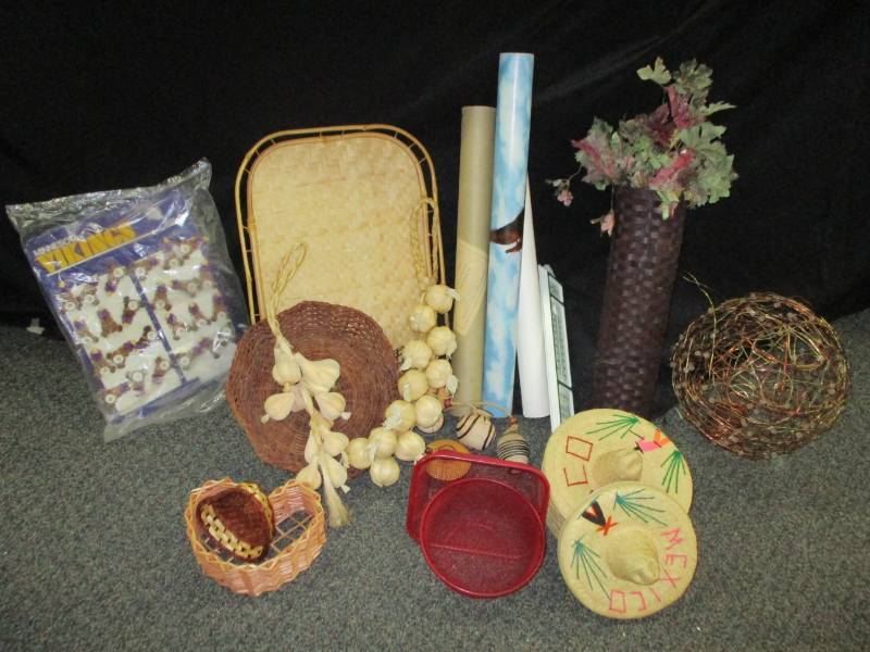 lot 116 image: Various Decorations