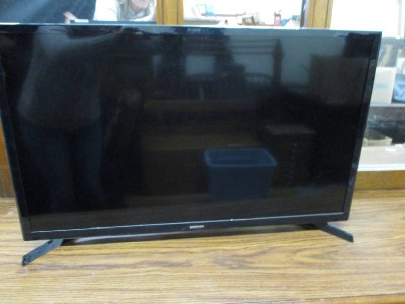 lot 118 image: 32 Samsung TV