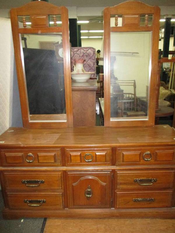 lot 119 image: Dresser with mirrors