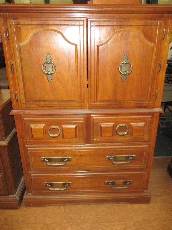 lot 120 image: Wardrobedresser