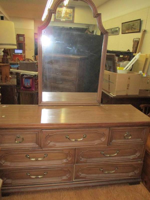 lot 122 image: 7 drawer Dresser with mirrors