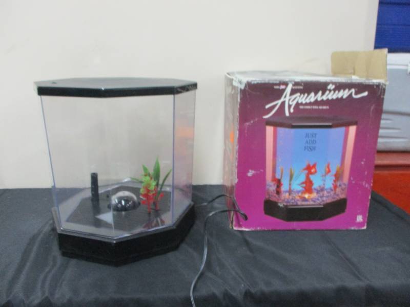 lot 133 image: Self Contained Fish Tank Aquarium