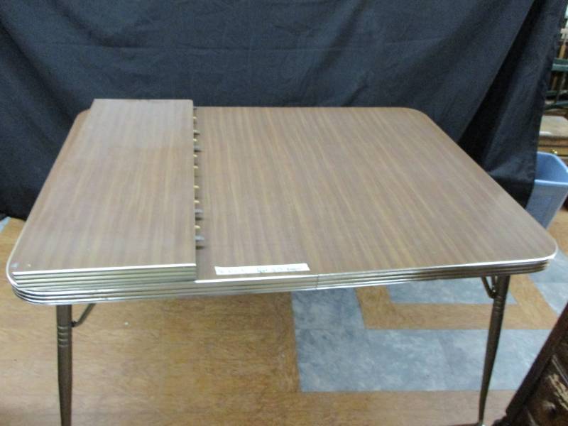 lot 134 image: Vintage Table