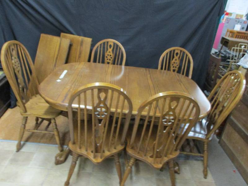 lot 135 image: Beautiful Table and 6 chairs