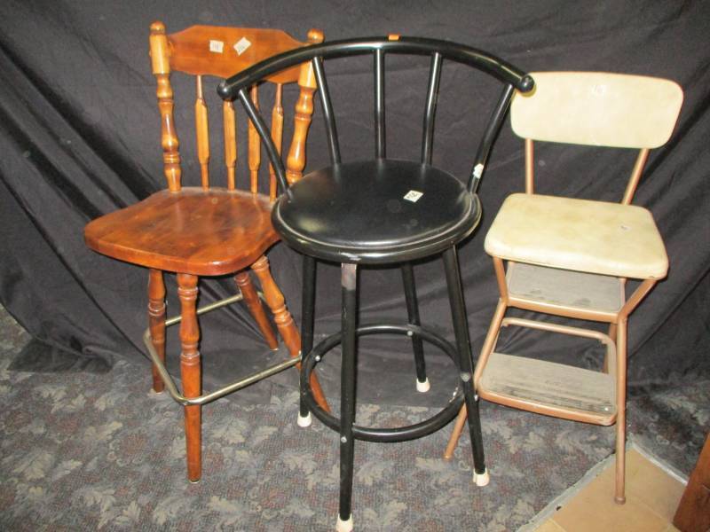 lot 141 image: 3 Stools