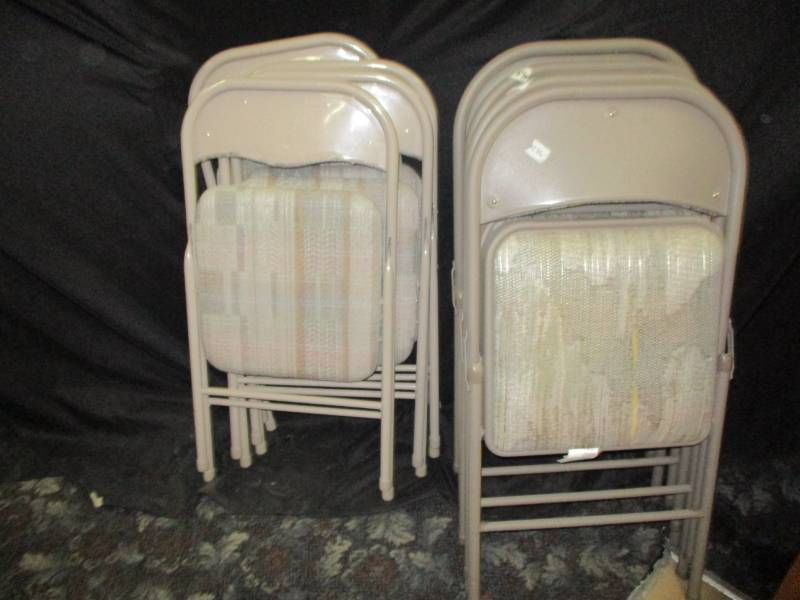lot 142 image: 8 folding chairs