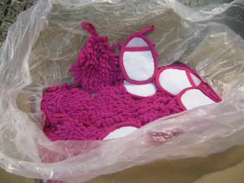 lot 58 image: Case of 200 Pink Frizzy Finger Dust...