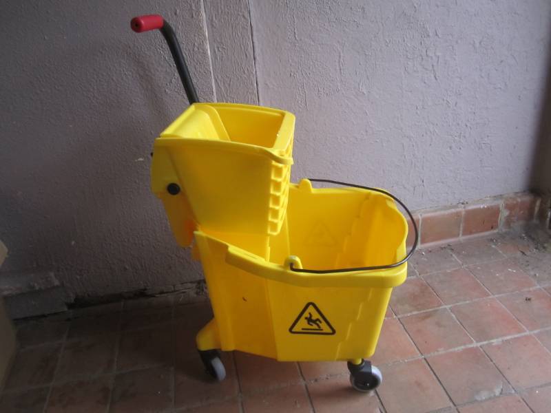 lot 69 image: 8 Gallon Mop Bucket with Wringer  R...