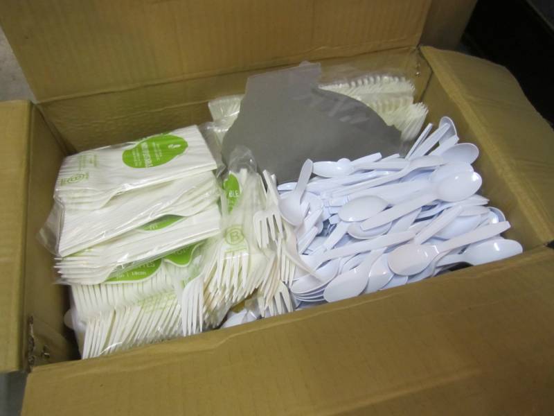 lot 76 image: Large Lot of Plastic Forks and Spoo...