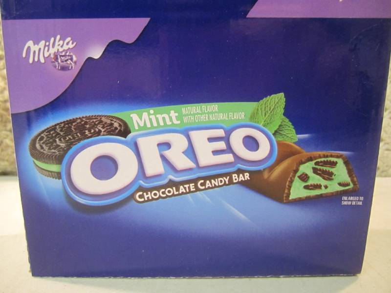 lot 131 image: Box of 24 Mint Oreo Chocolate Candy...
