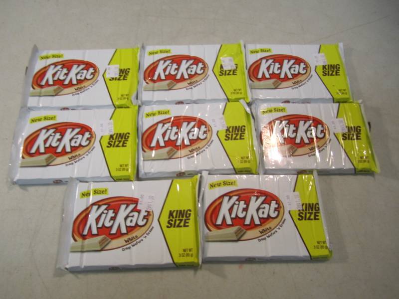 lot 172 image: 8 King Size Kit Kat White Wafers N...