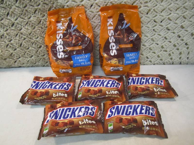 lot 183 image: Mix Lot of 2 Bags of Hersheys Kisse...