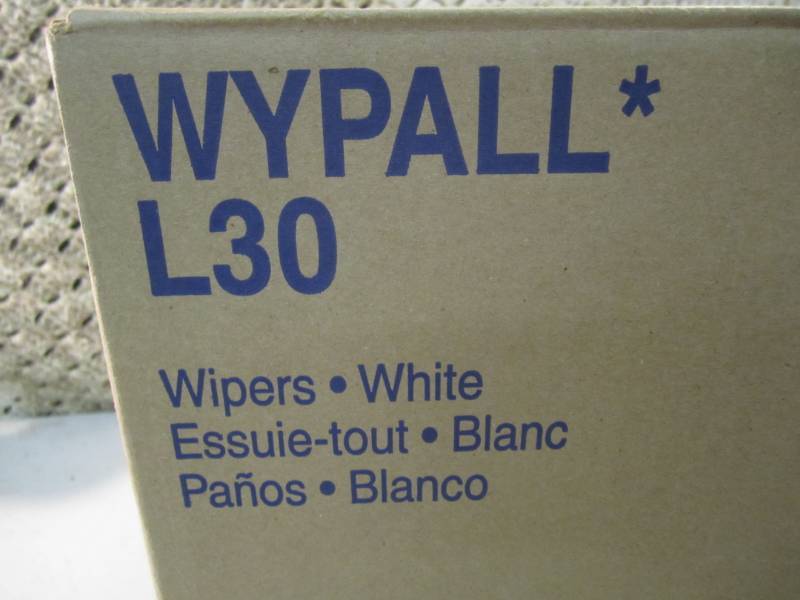 lot 302 image: Case of 720 Wypall L30  9.8 x 15.4...