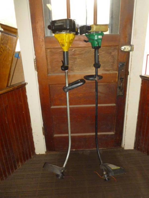 lot 8 image: Gas Trimmers