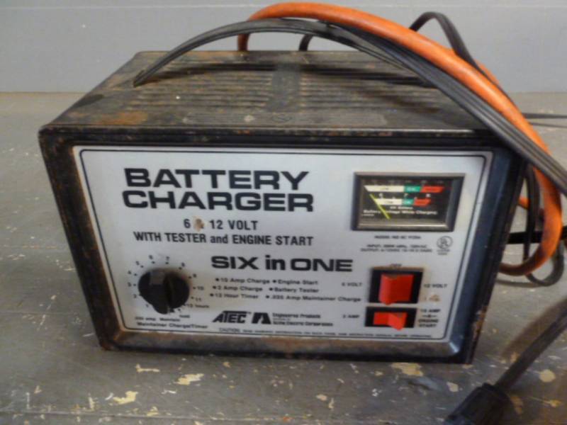 lot 14 image: Battery Charger
