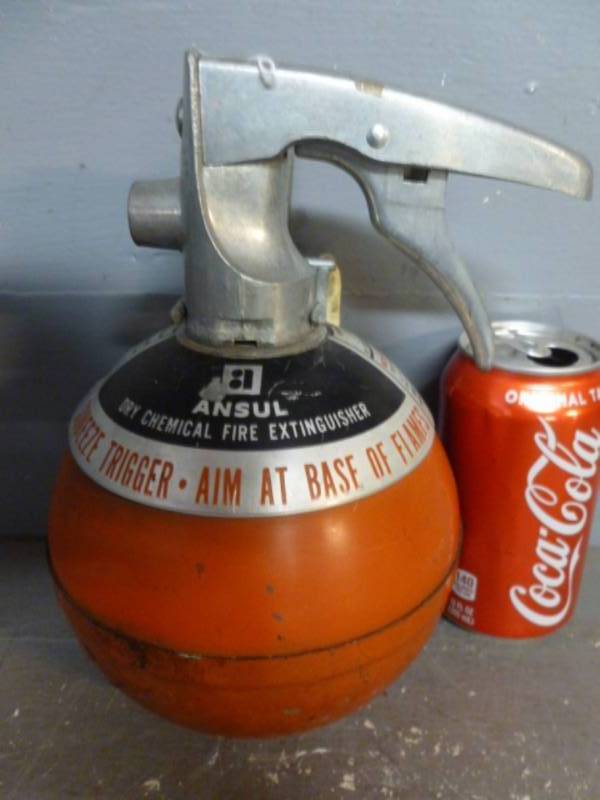 lot 21 image: Vintage Fire Extinguisher
