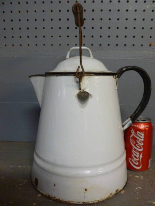 lot 22 image: Vintage Enamelware
