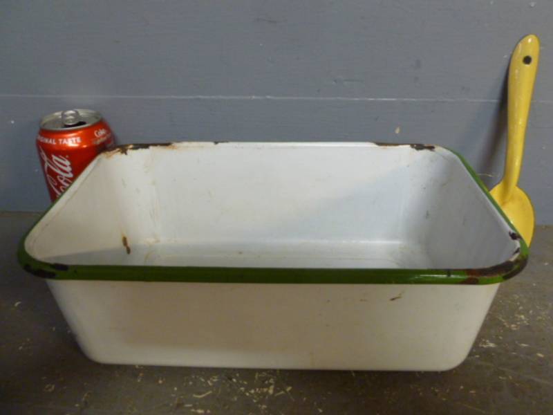 lot 28 image: Vintage Enamelware