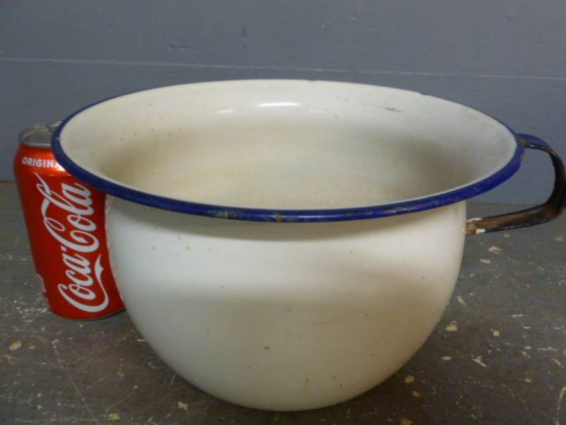 lot 30 image: Vintage Enamelware