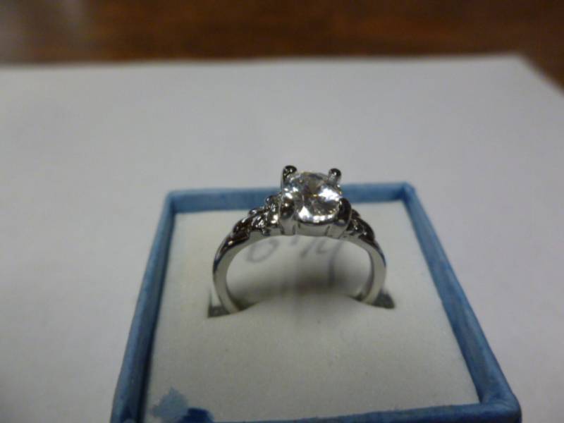 lot 46 image: Ladies Ring