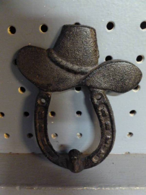 lot 89 image: Cast Iron Hat Hook