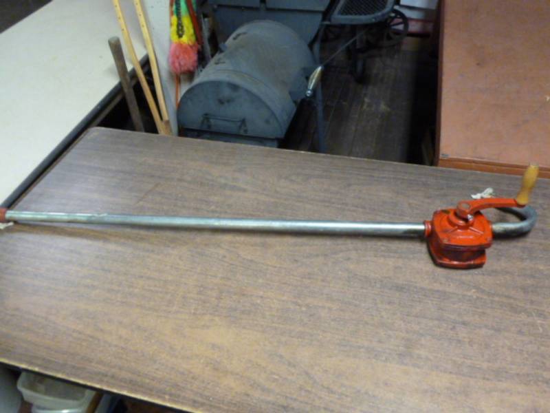 lot 218 image: Barrel Oil Pump