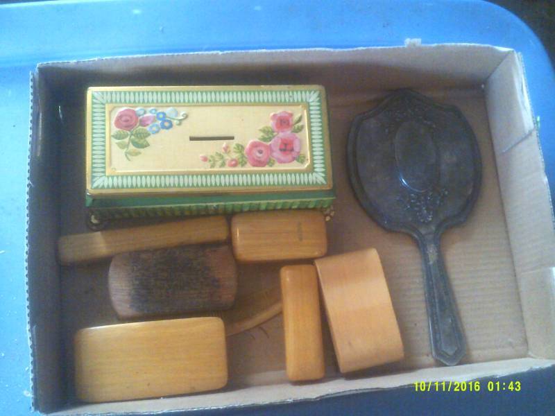 VINTAGE BATHRROM ITEMS