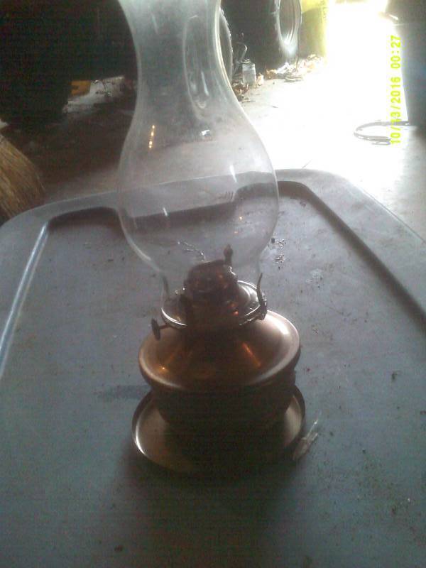 VINTAGE METAL BOTTEM OIL LAMP