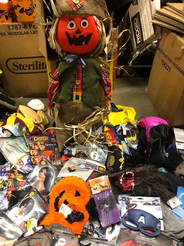 lot 129 image: Large lots of Halloween assorted items