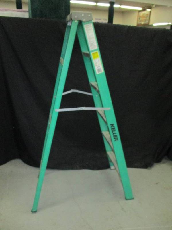 6 ft Keller Medium Duty Commercial use 6 ft Step Ladder 225 pound load cpacity very good shape