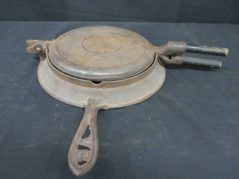 Cat iron V8 Waffle Iron