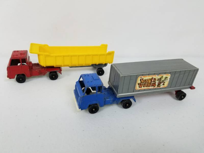 Tootsietoy lot of 2 Semi Trucks