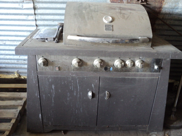 lot 19 image: Kenmore Elite grill and tools 52x26...