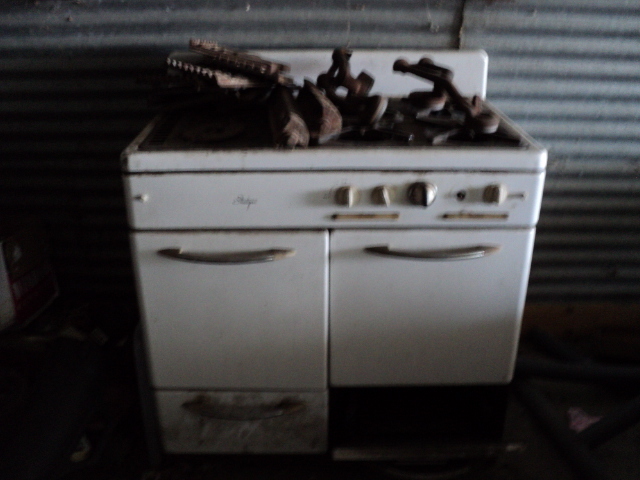 lot 23 image: gas Skelgas enamel stove - has not ...