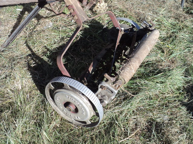 lot 32 image: vintage push mower - Pennalite...
